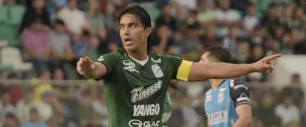 Marcelo Martins en su último clásico cruceño. APG.