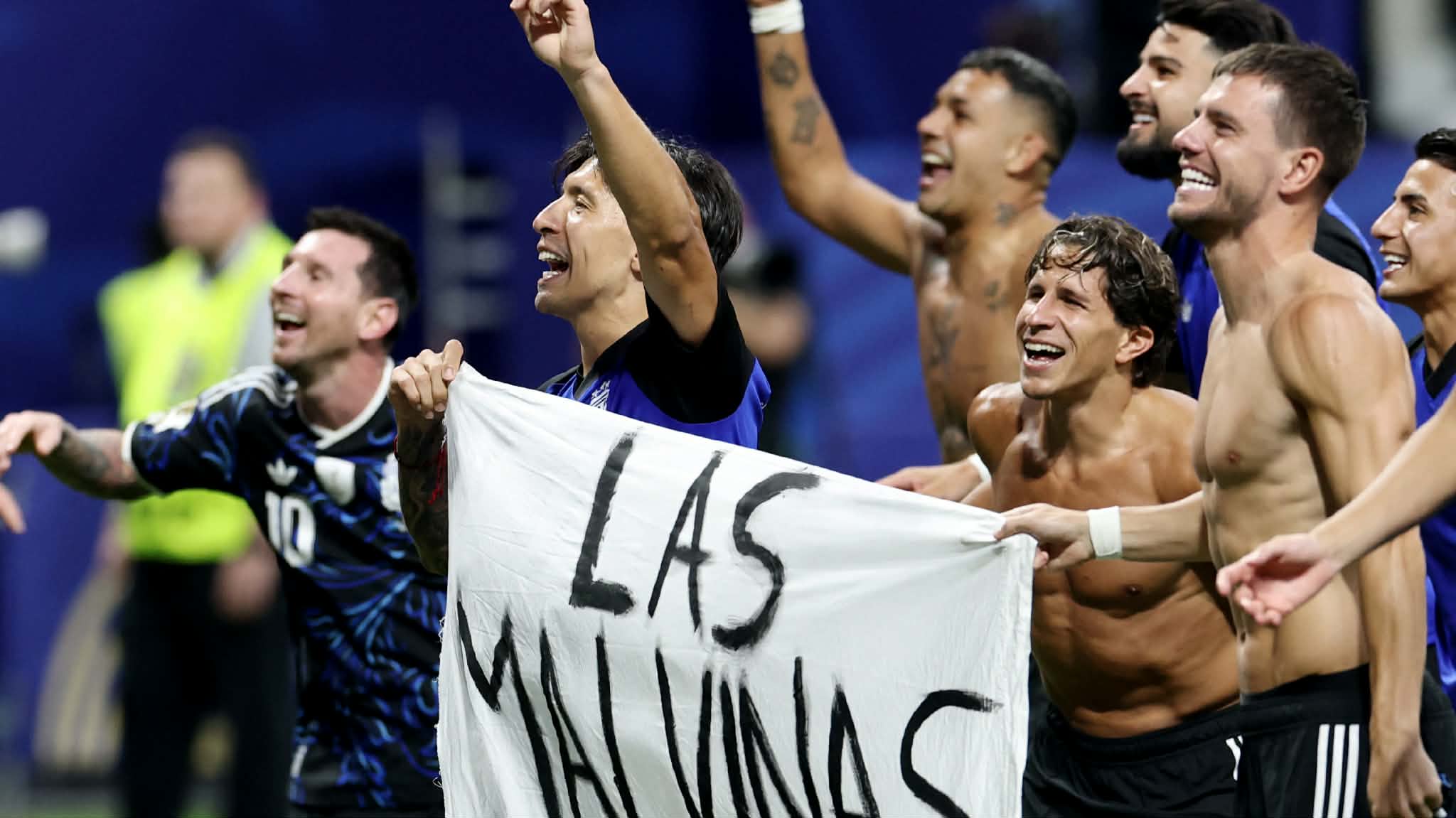 FIFA abre investigación a Argentina por pancarta de las Malvinas. RRSS.